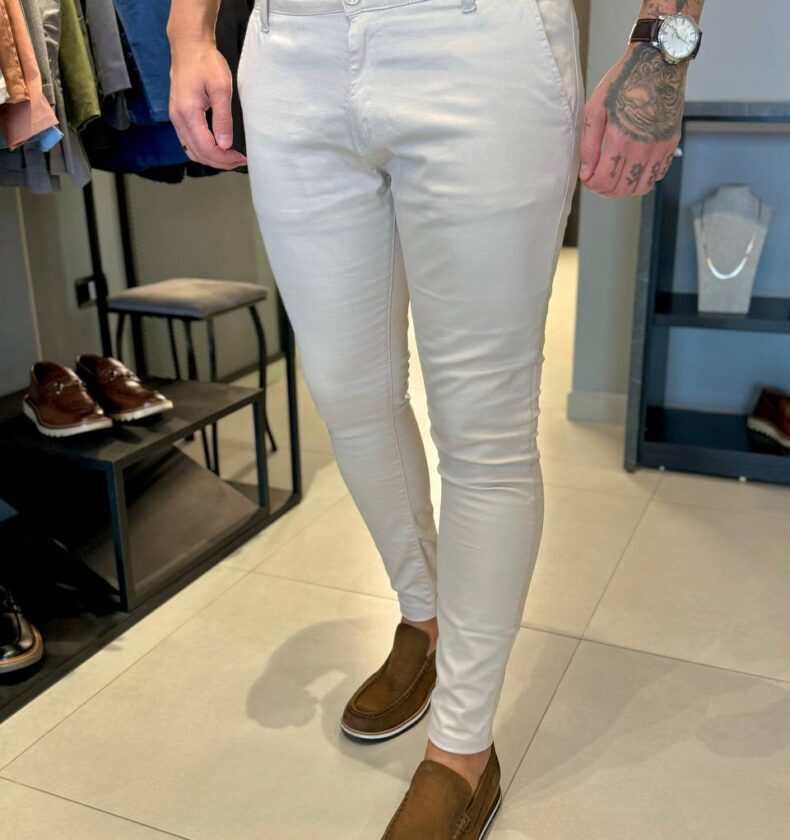 Garbin Group Store - Calça Alfaiataria Super Skinny Acetinada Zip-Off - Areia